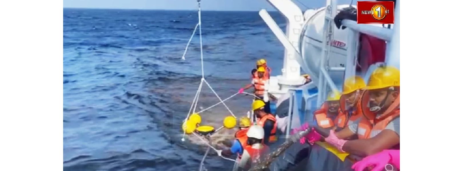 கப்பலிலிருந்து மசகு எண்ணெய் இறக்கும் குழாயில்கசிவு